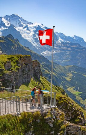 Téléchargez les photos : Drapeau suisse au sommet de Mannlichen (région de Jungfrau, Berne, Suisse)) - en image libre de droit