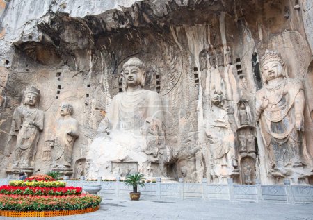 Foto de Famosas Grutas Longmen (estatuas de Buda y Bodhisattvas talladas en la roca monolito cerca de Luoyang en la provincia de Hennn, China)
) - Imagen libre de derechos