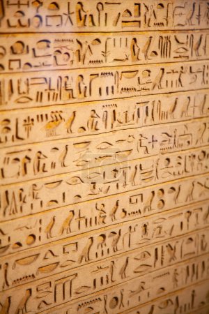 Foto de Jeroglíficos egipcios en la pared - Imagen libre de derechos