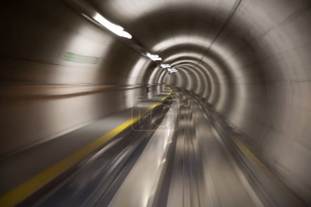 Téléchargez les photos : Traversée du tunnel souterrain (aéroport de Zurich
) - en image libre de droit