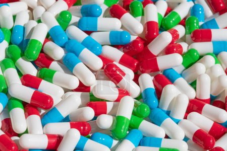 Foto de Colección de las coloridas cápsulas con medicamentos - Imagen libre de derechos