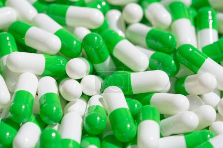 Téléchargez les photos : Collection de capsules colorées avec des médicaments - en image libre de droit