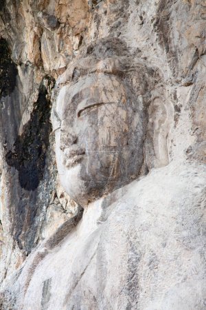 Foto de Famosas Grutas Longmen (estatuas de Buda y Bodhisattvas talladas en la roca monolito cerca de Luoyang en la provincia de Hennn, China)
) - Imagen libre de derechos