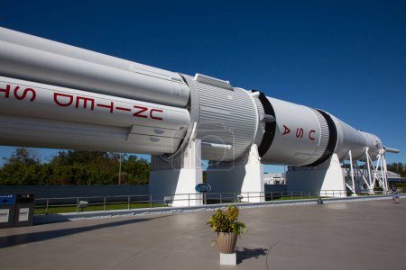 Foto de KENNEDY SPACE CENTER, FLORIDA, USA - DECEMBER 2, 2019: "Rocket garden" a collection of various historical rockets exhibited at Kennedy Space Cente - Imagen libre de derechos