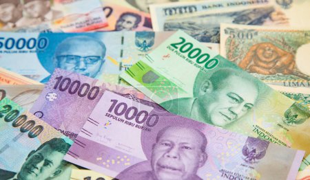 Foto de Recogida de los billetes de rupias indonesias - Imagen libre de derechos
