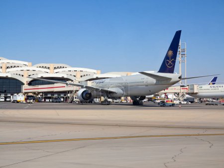 Téléchargez les photos : Riyad - 01 mars : Des avions se préparent au décollage à l'aéroport de Riyad King Khalid le 01 mars 2016 à Riyad, en Arabie Saoudite. L'aéroport de Riyad est le port d'attache de Saudi Arabian Airlines. - en image libre de droit
