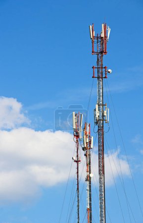 Téléchargez les photos : Antenne Gsm contre ciel bleu - en image libre de droit