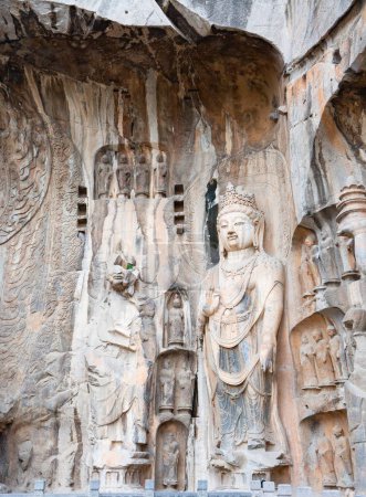 Téléchargez les photos : Grottes Longmen célèbres (statues de Bouddha et Bodhisattvas sculptées dans la roche monolithe près de Luoyang dans la province de Hennn, en Chine
) - en image libre de droit