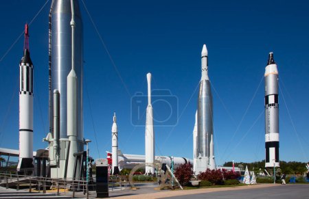 Foto de KENNEDY SPACE CENTER, FLORIDA, EE.UU. - 2 DE DICIEMBRE DE 2019: "Rocket garden" una colección de varios cohetes históricos exhibidos en Kennedy Space Cente - Imagen libre de derechos