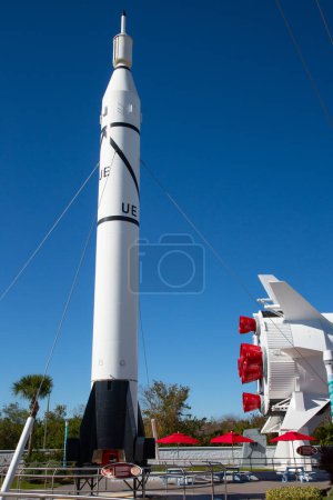 Foto de KENNEDY SPACE CENTER, FLORIDA, USA - DECEMBER 2, 2019: "Rocket garden" a collection of various historical rockets exhibited at Kennedy Space Cente - Imagen libre de derechos