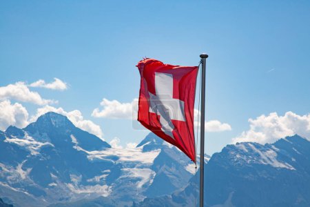 Téléchargez les photos : Drapeau suisse au sommet de Mannlichen (région de Jungfrau, Berne, Suisse)) - en image libre de droit