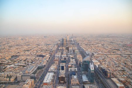 Téléchargez les photos : RIYADH - 27 FÉVRIER : Vue aérienne du centre-ville de Riyad le 27 février 2023 à Riyad, Arabie Saoudite. - en image libre de droit