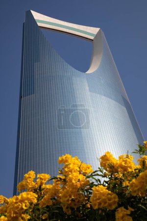 Téléchargez les photos : RIYADH - 3 mars : Tour du Royaume le 3 mars 2023 à Riyad, Arabie Saoudite. Kingdom tower est un centre d'affaires et de congrès, un centre commercial et l'un des principaux monuments de la ville de Riyad - en image libre de droit