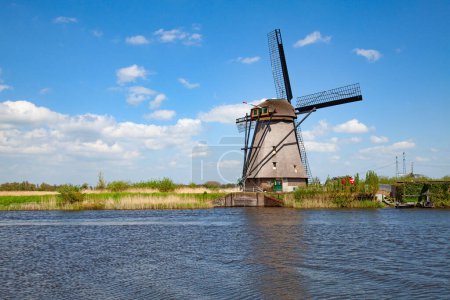 Téléchargez les photos : Anciens moulins à vent près de Kinderdijk, Pays-Bas - en image libre de droit