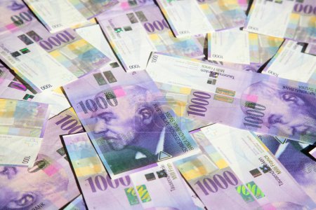 Foto de Colección de billetes suizos de 1000 francos. El billete de 1000 francos emitido por el Banco Nacional Suizo (SNB) es uno de los billetes más valiosos del mundo. Los actuales billetes de 1000 francos están en circulación en Suiza desde 1995
. - Imagen libre de derechos