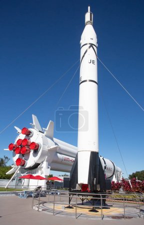 Foto de KENNEDY SPACE CENTER, FLORIDA, EE.UU. - 27 DE ABRIL DE 2016: Transbordador espacial Atlantis que se exhibe en el complejo de visitantes de Kennedy Space Cente - Imagen libre de derechos