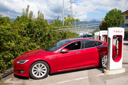 Foto de FORTE DEI MARMI, ITALIA - 21 de septiembre: Estación Tesla Supercharger el 21 de septiembre de 2021 en Forte dei Marmi, Italia. Tesla Motors desarrolla la red de estaciones de carga en Europa y en el mundo. - Imagen libre de derechos