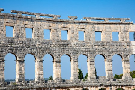 Téléchargez les photos : Ancien amphithéâtre romain dans la ville croate Pula - en image libre de droit
