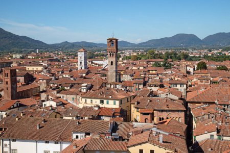 Téléchargez les photos : Ville médiévale historique Lucques en Toscane, Italie - en image libre de droit