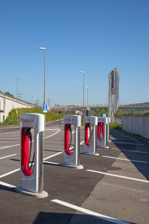 Foto de ZURICH - 1 de junio: Estación Tesla Supercharger el 1 de junio de 2021 en Zurich, Suiza. Tesla Motors desarrolla la red de estaciones de carga en Europa y en el mundo. - Imagen libre de derechos