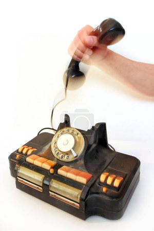 Téléchargez les photos : Vieux grunge vintage Téléphone sur blanc isolé - en image libre de droit