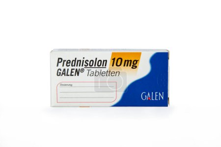 Téléchargez les photos : WETZLAR, ALLEMAGNE 2022-07-25 : Prednisolone Pills 10 mg. Emballages de Prednisolon. Prednisolon pilules dans une boîte en carton. - en image libre de droit