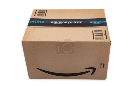 Téléchargez les photos : WETZLAR, ALLEMAGNE 2022-04-25 : Amazon Premier colis sur fond blanc. Prime est un service offert par le détaillant en ligne Amazon pour une livraison plus rapide des commandes. - en image libre de droit