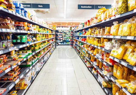 Téléchargez les photos : HUETTENBERG, HESSE, ALLEMAGNE _ 12 _ 05 _ 2022 : Allée avec étagères pleines de produits alimentaires dans un supermarché allemand. - en image libre de droit