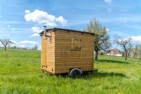Tradition Wagon en bois sur une prairie verte par une journée ensoleillée en Hesse, Allemagne.