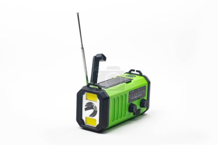 Foto de Radio de emergencia con linterna recargable con manivela incorporada o célula solar - Imagen libre de derechos