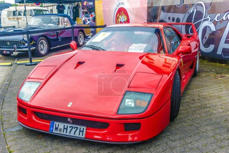 Foto de WETTENBERG, HESSE, ALEMANIA - 07 - 28 - 2023: Ferrari F40 Automóvil deportivo de los años ochenta y noventa en una feria de coches en Krofdorf-Gleiberg niear Giessen. - Imagen libre de derechos