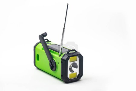Foto de Radio de emergencia con linterna recargable con manivela incorporada o célula solar - Imagen libre de derechos