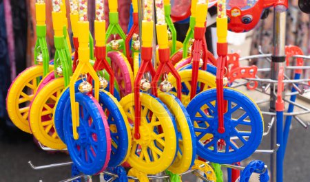 Téléchargez les photos : Détail de jouets colorés sur un stand sur le parc d'attractions à wiesbaden Allemagne - en image libre de droit