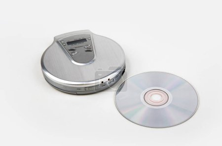 Téléchargez les photos : Lecteur de disque compact portable ouvert avec CD isolé sur fond blanc - en image libre de droit