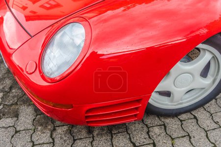 Foto de WETTENBERG, HESSE, ALEMANIA - 07 - 28 - 2023: Luz delantera de PORSCHE 959 S. De 2016 a 2018, desde Porsche classic hasta PORSCHE 959 S - Imagen libre de derechos