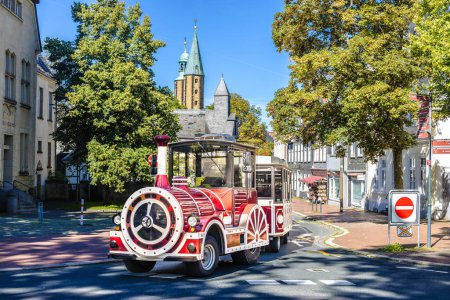 Téléchargez les photos : Petit train touristique à Goslar en Allemagne par une journée ensoleillée - en image libre de droit