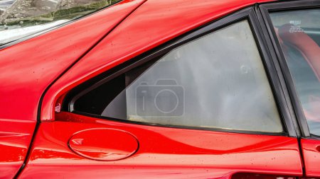 Foto de WETTENBERG, HESSE, ALEMANIA - 07 - 28 - 2023: Ventana y tapa del tanque de Ferrari F 40 en la tradicional feria de automóviles de Hesse. - Imagen libre de derechos