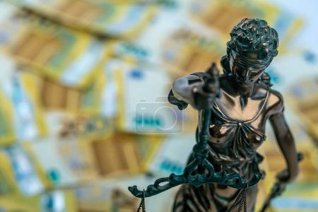 Justitia Figure avec 200 billets d'euros en arrière-plan. Concept justice et argent