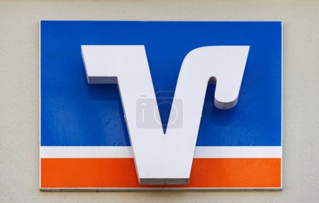 Téléchargez les photos : WERNIGERODE, ALLEMAGNE - 5 septembre 2023 : Fermer depuis le logo Volksbank. Volksbank est un établissement de crédit d'un grou - en image libre de droit