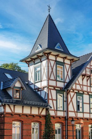 Schöne alte deutsche Städte, Reisen und deutsche Sehenswürdigkeiten. Szenischer Blick auf die Fassade alter historischer Häuser.