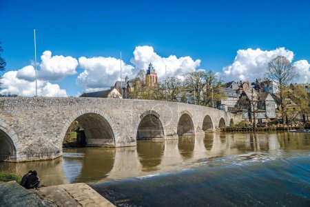 Wetzlar Río Lahn con viejo puente de piedra en Hesse Alemania