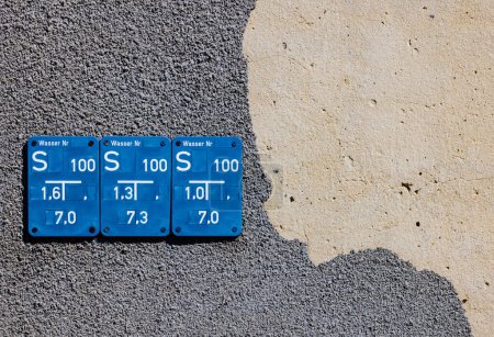 Metall bleu Panneau d'information sur le robinet d'arrêt des conduites d'eau souterraines. 