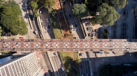 Foto de Vista superior de avenida y viaducto cerca del Vale do Anhangabau en la ciudad de Sao Paulo, Brasil. - Imagen libre de derechos