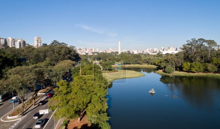 Luftaufnahme des Ibirapuera-Parks in der Stadt Sao Paulo und des Obelisken-Denkmals. Schutzgebiet mit Bäumen und Grünflächen im Ibirapuera-Park.