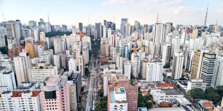 Foto de Vista aérea de avenida 9 de Julho, edificios comerciales y residenciales en el centro de la ciudad de Sao Paulo, Brasil. - Imagen libre de derechos