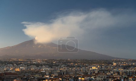 Téléchargez les photos : Port de Catane. Volcan Etna avec fumée blanche et ciel bleu sur le fond. Sicile, Italie. - en image libre de droit