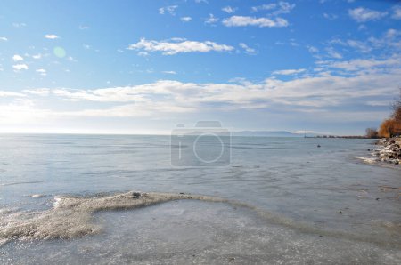Das eisige ist ein Winter am Strand mit einem See.
