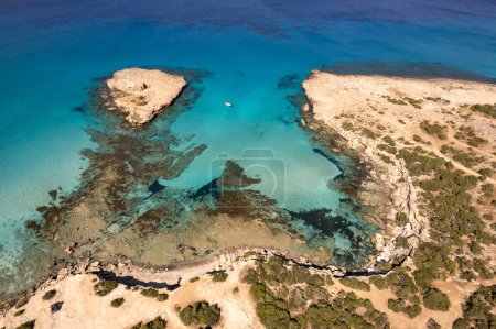 Téléchargez les photos : Plage de Blue Lagoon dans Akamas National Forest Park Chypre. Vue aérienne. - en image libre de droit