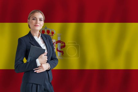 Foto de Empresaria española en la bandera de España nómada digital, business, startup concept - Imagen libre de derechos