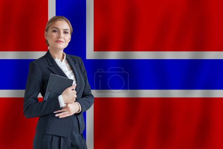 Foto de Mujer de negocios noruega en la bandera de Noruega digital nomad, business, startup concept - Imagen libre de derechos
